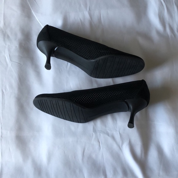 Women’s size 8M Stuart Weitzman black perforated pumps - Picture 4 of 14